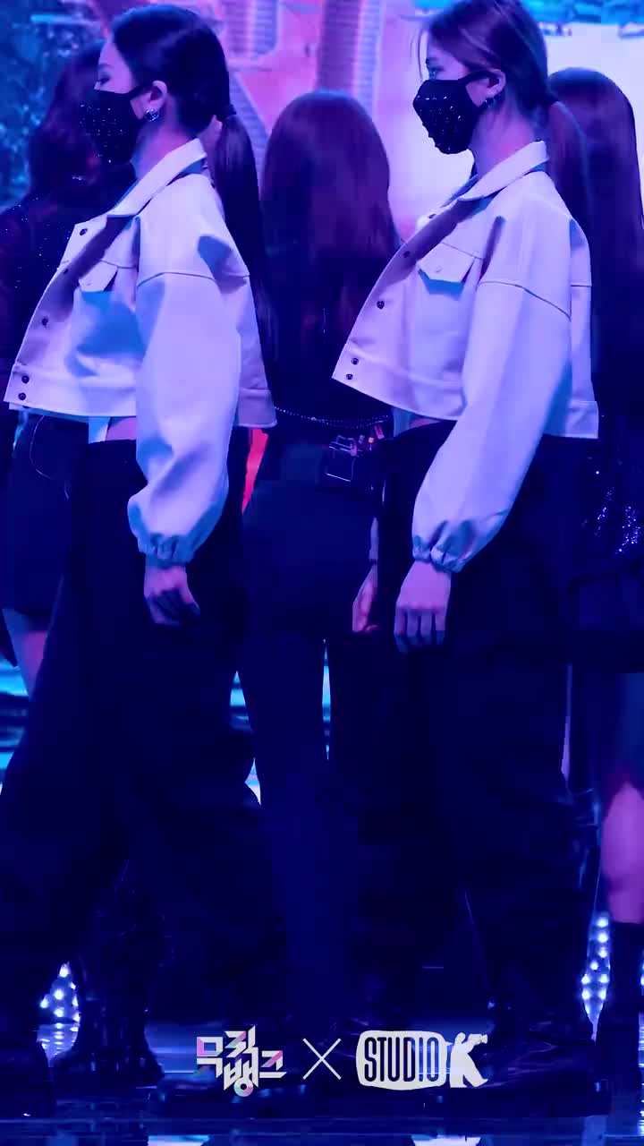 [K-Fancam] 에버글로우 시현 직캠 'Pirate' (EVERGLOW SIHYEON Fancam) l @MusicBank 211210