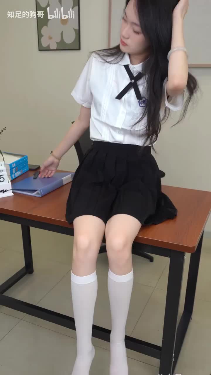 校花级女大，兼职模特约拍 时薪1k