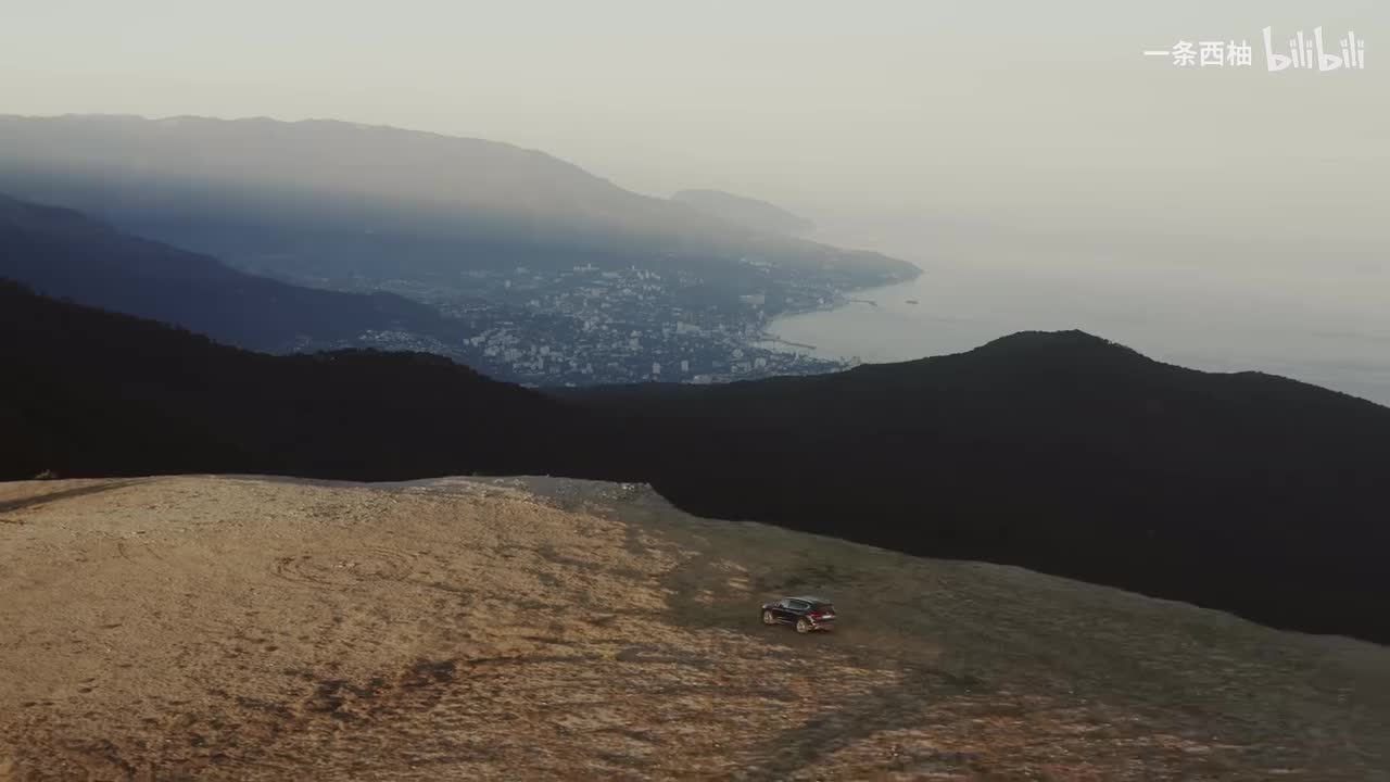 航拍开车到悬崖