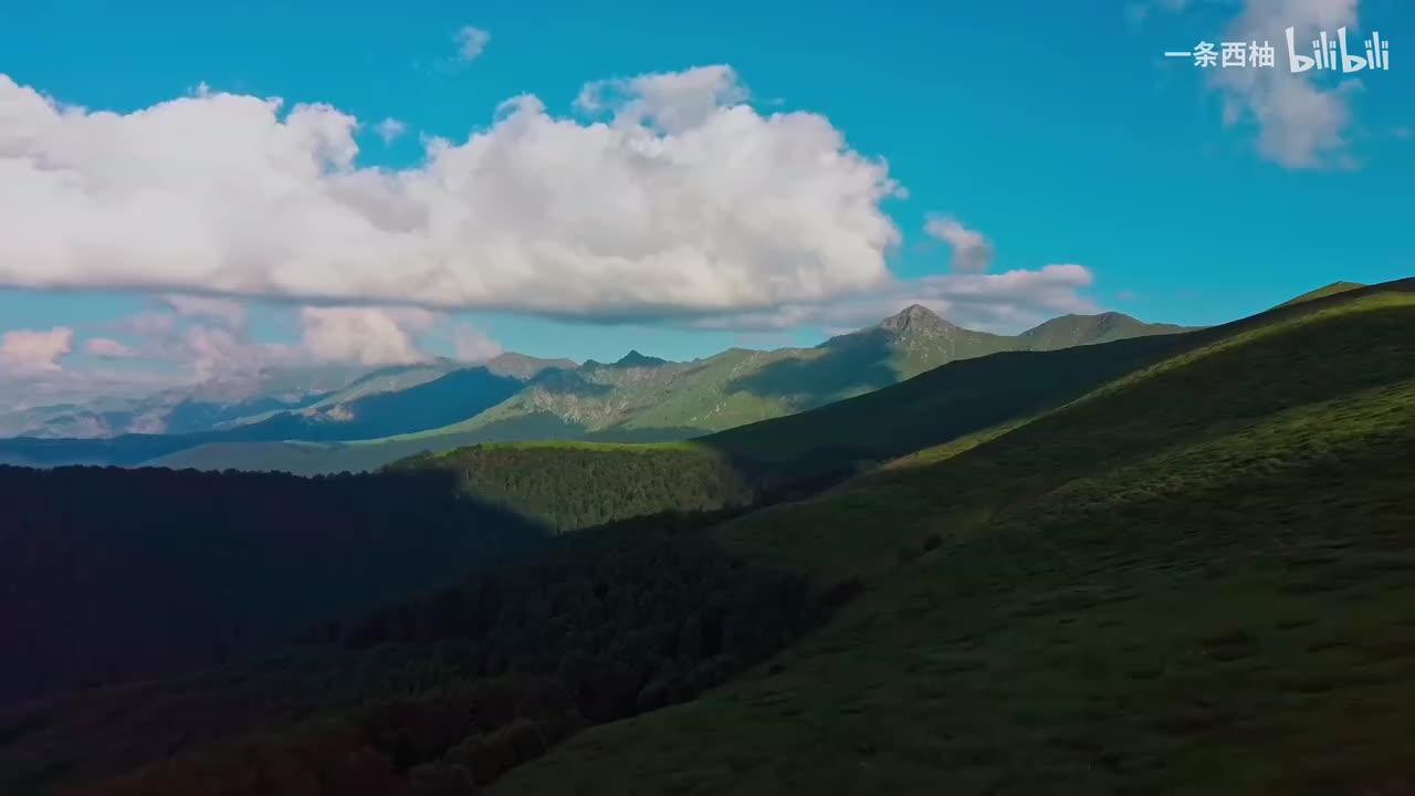 绿色山脉白云