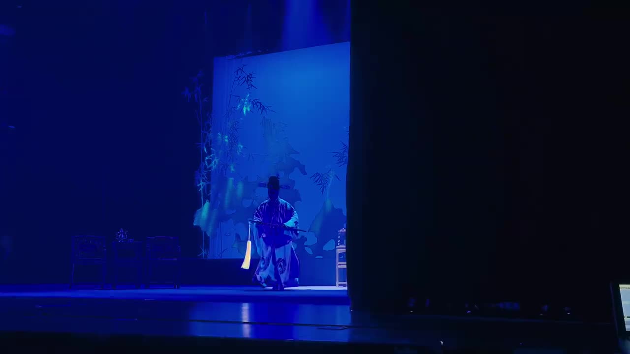 雨打纱窗窗纸透