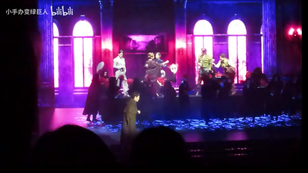 站桌上快速退场的芾眠 担心掉下来