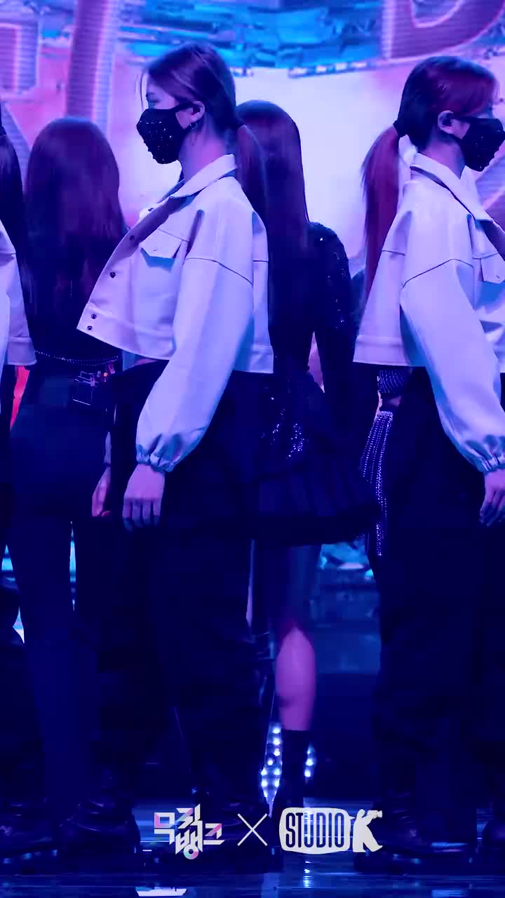 [K-Fancam] 에버글로우 이런 직캠 'Pirate' (EVERGLOW YIREN Fancam) l @MusicBank 211210
