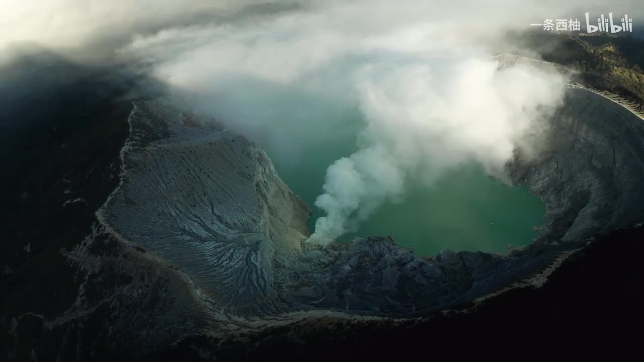 航拍火山冒烟