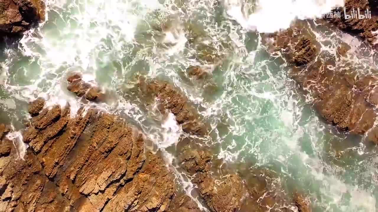 俯拍海水拍打礁石2