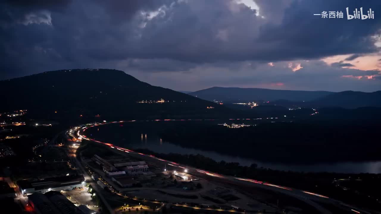 夜晚山间小镇车流
