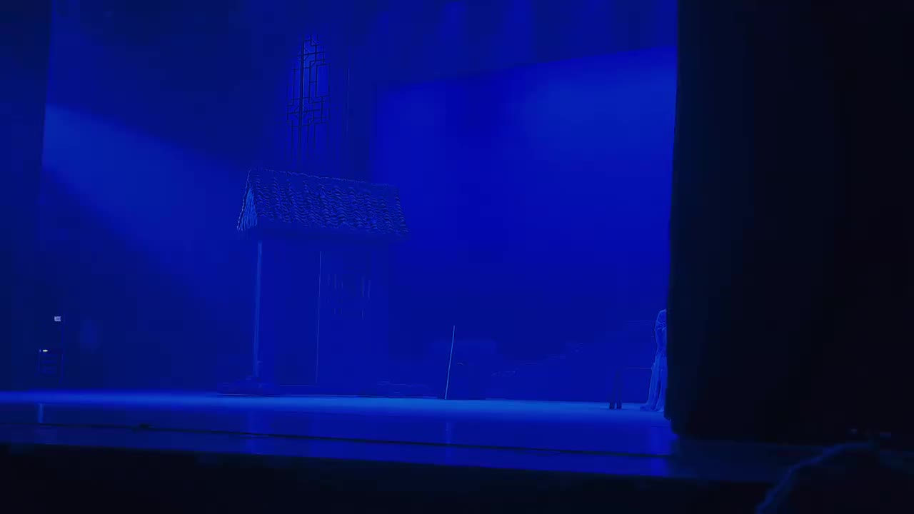 栖身破庙形影单