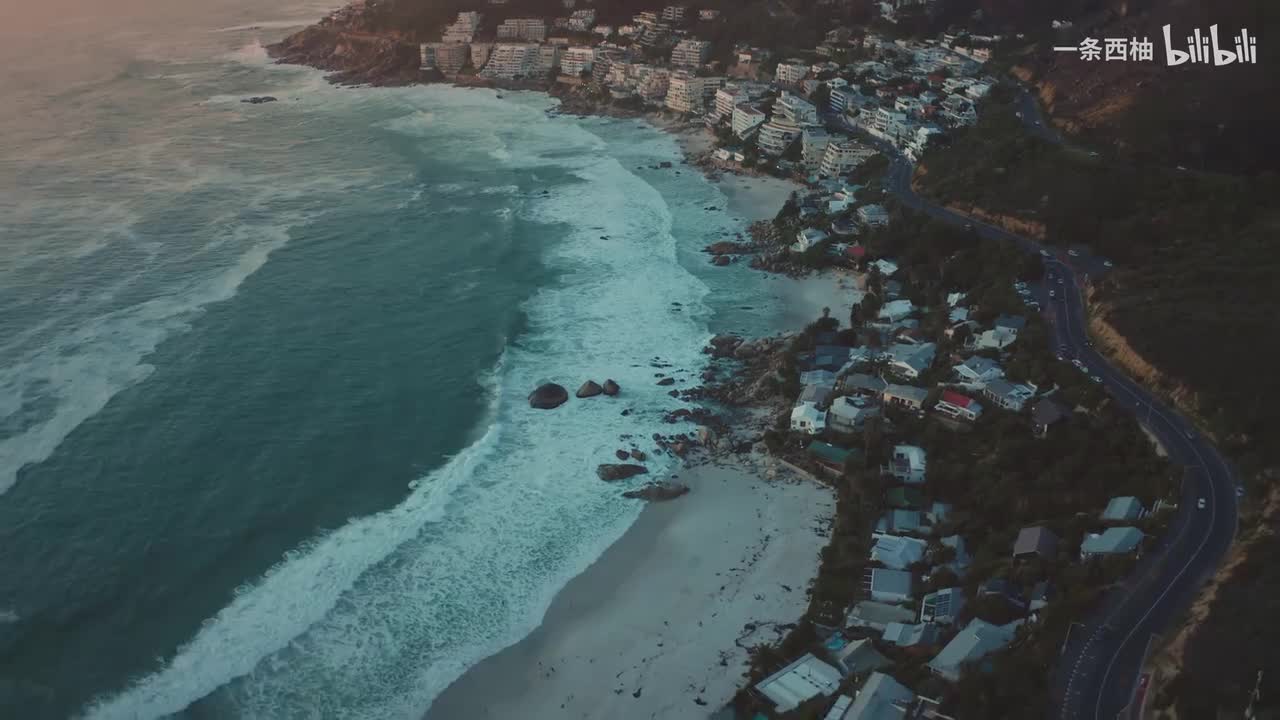 航拍海边的小镇