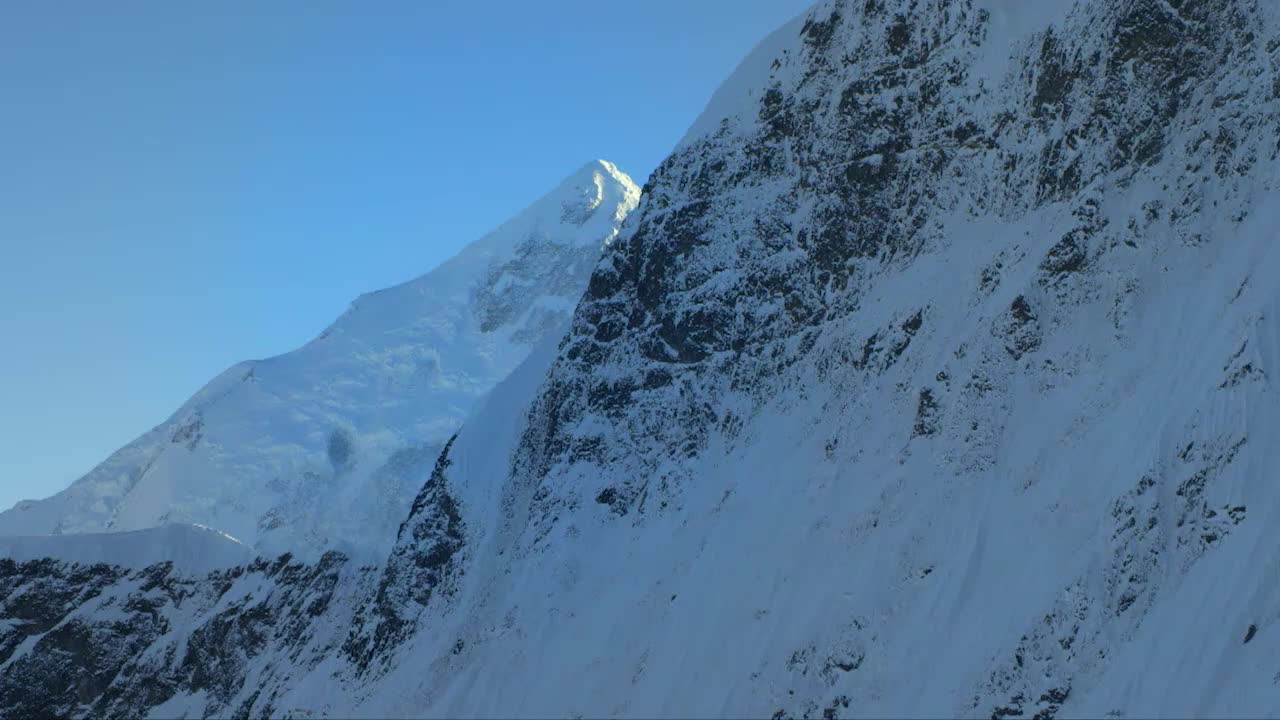 Amazing China 美丽中国 03.冰川下的鲜红岩石