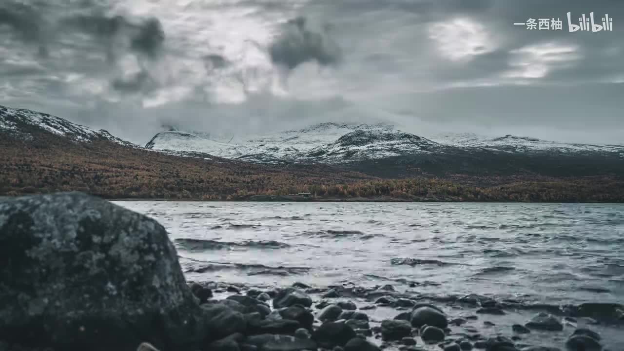 水面雪山