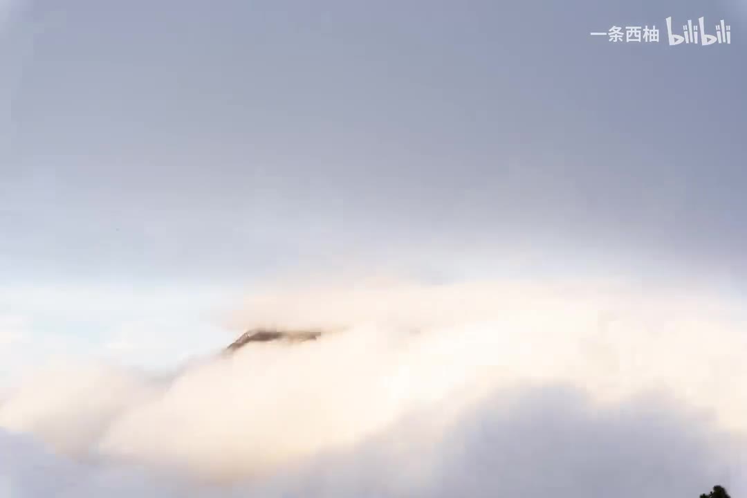 云层火山爆发