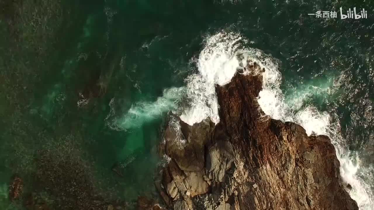 俯拍海水拍打礁石