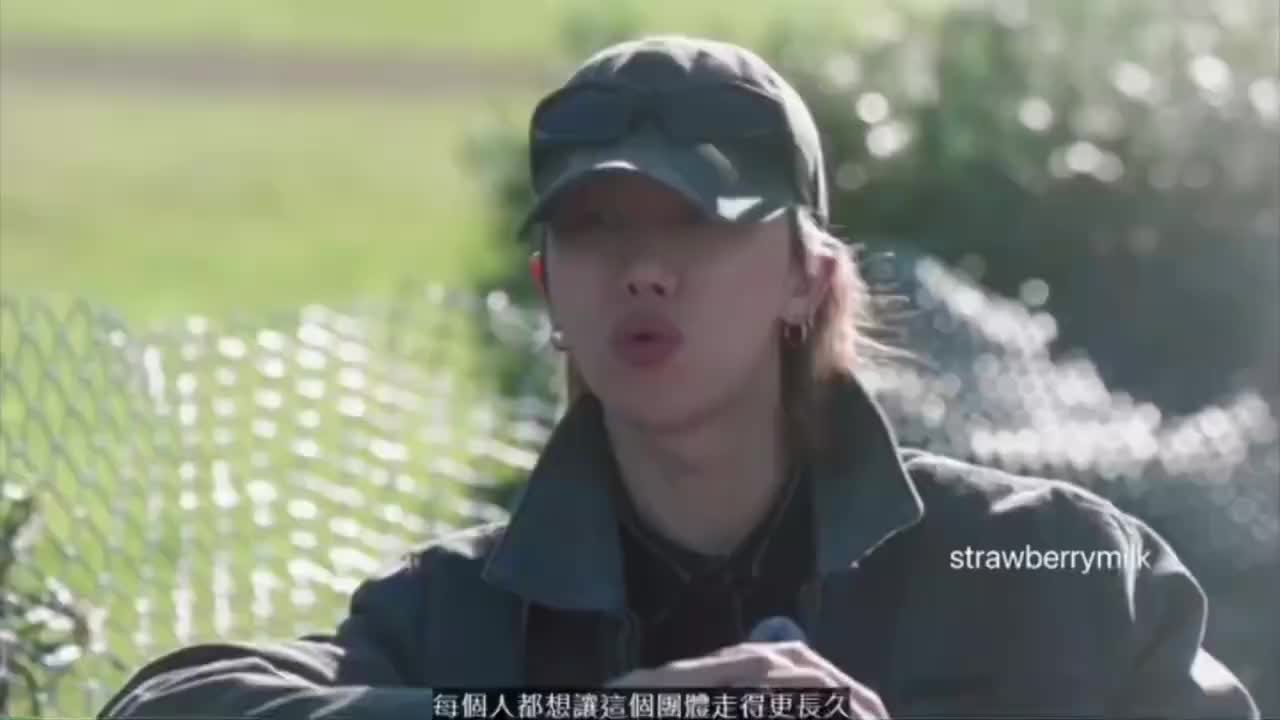 团队10年了，个人想法当然会变多，但都在尽力守护这一切，为了走得更远、更久，都是这样。仅仅只是眼神交汇，我都能感受到她们有多爱我。 