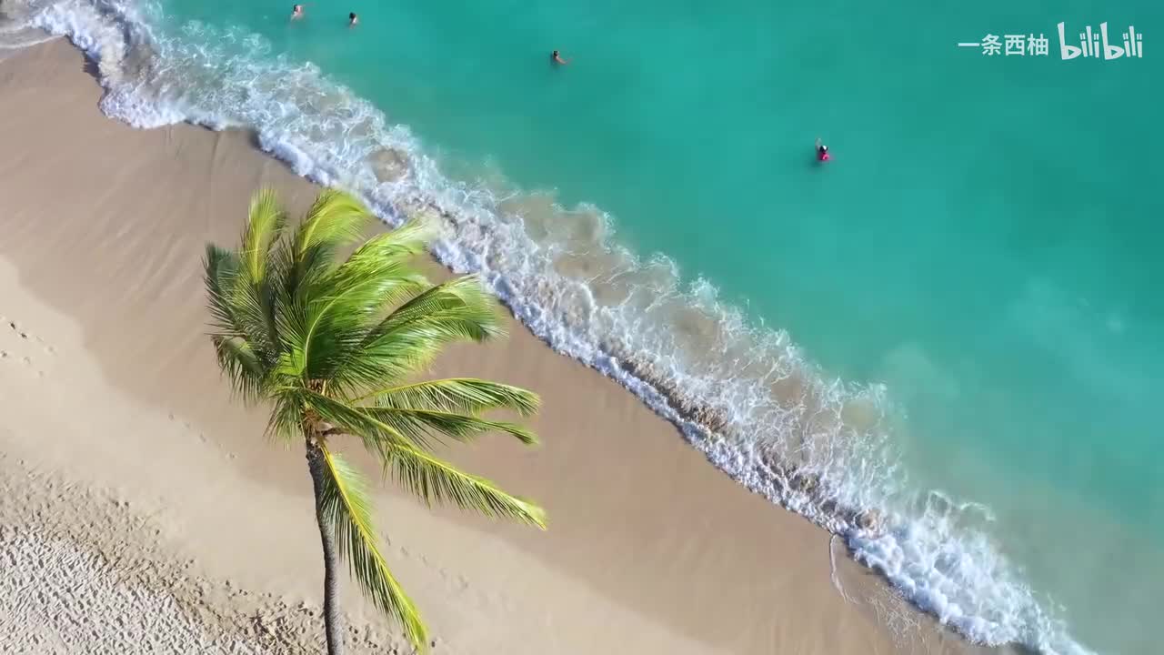 俯拍海边海浪拍打沙滩