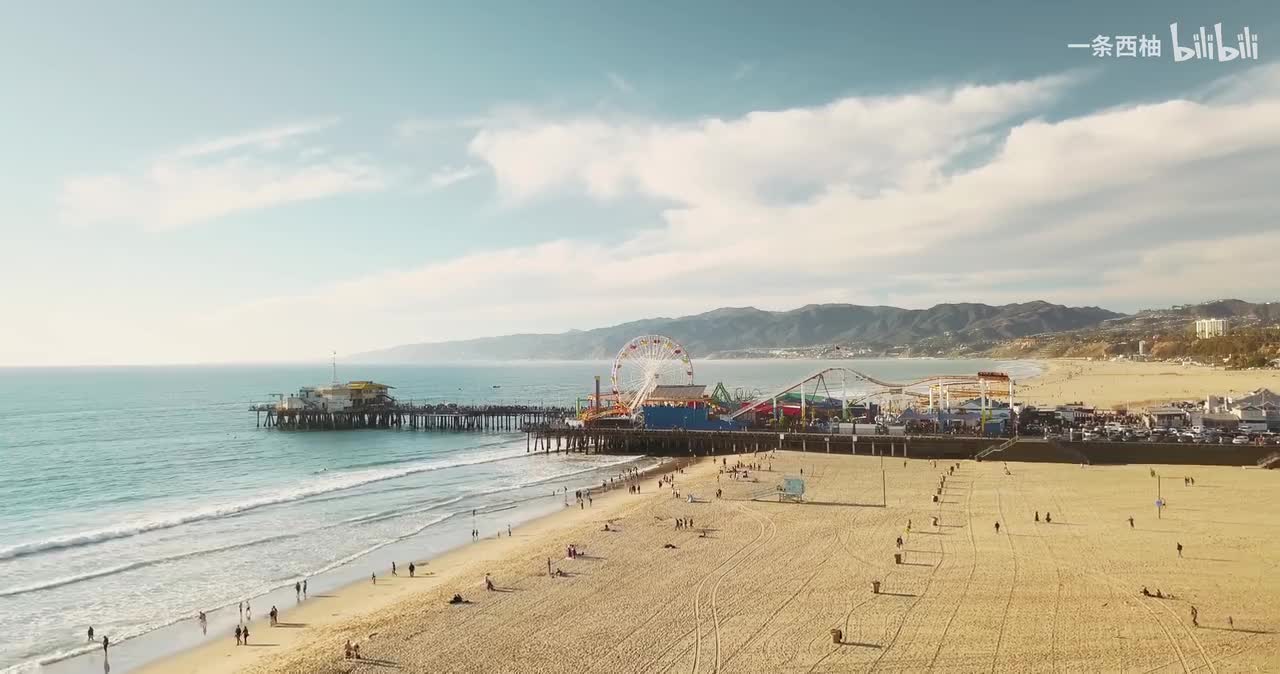 航拍海边游乐园