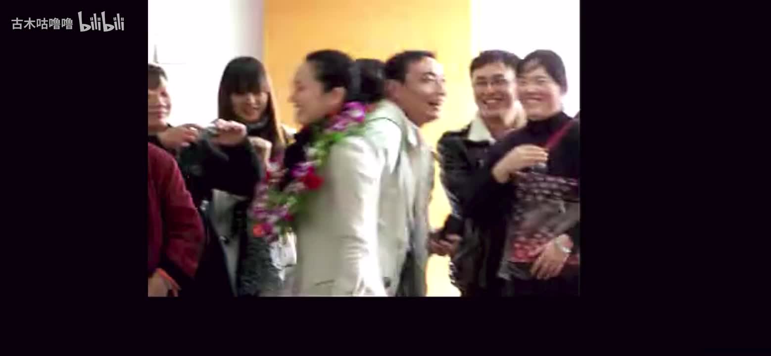 小朋友东张西望