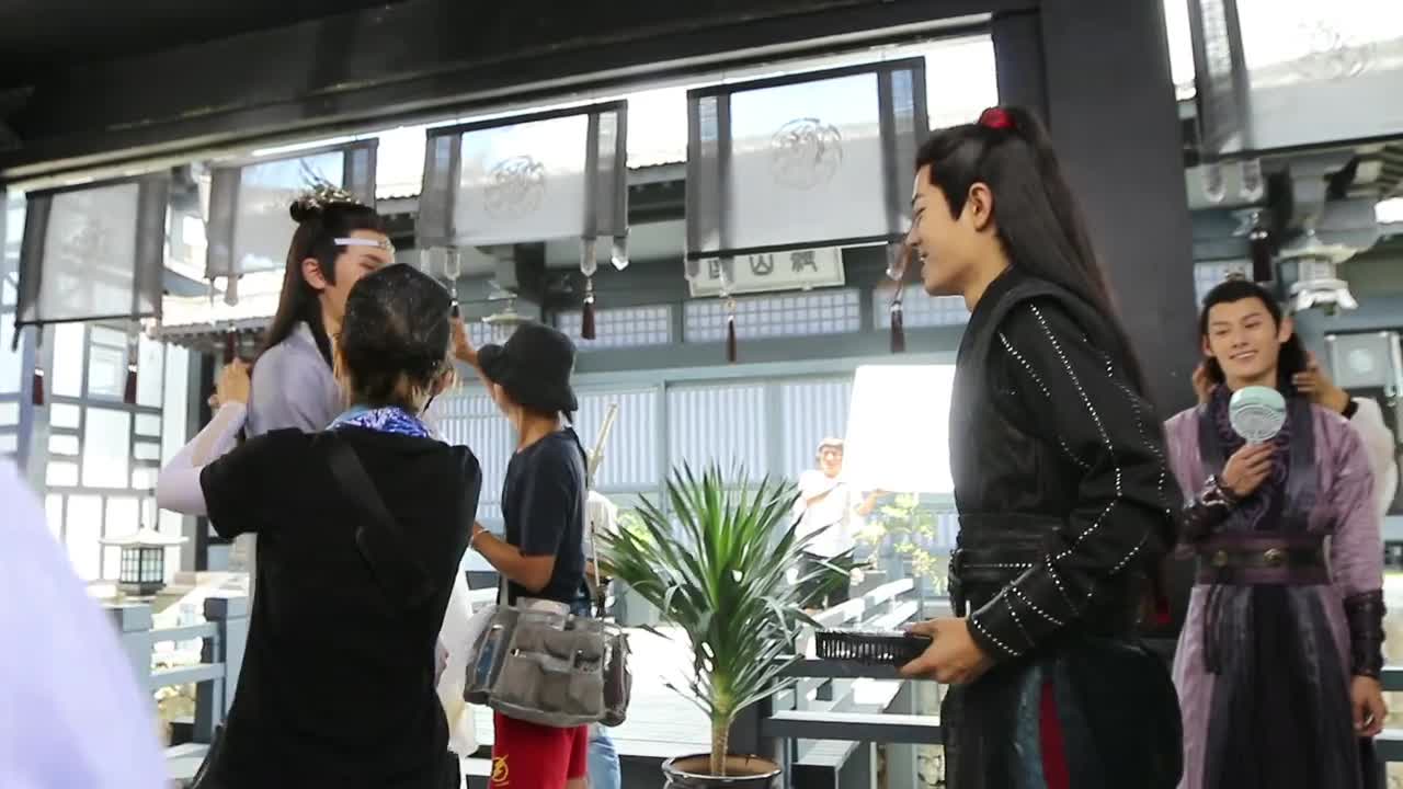 补妆也要紧盯着