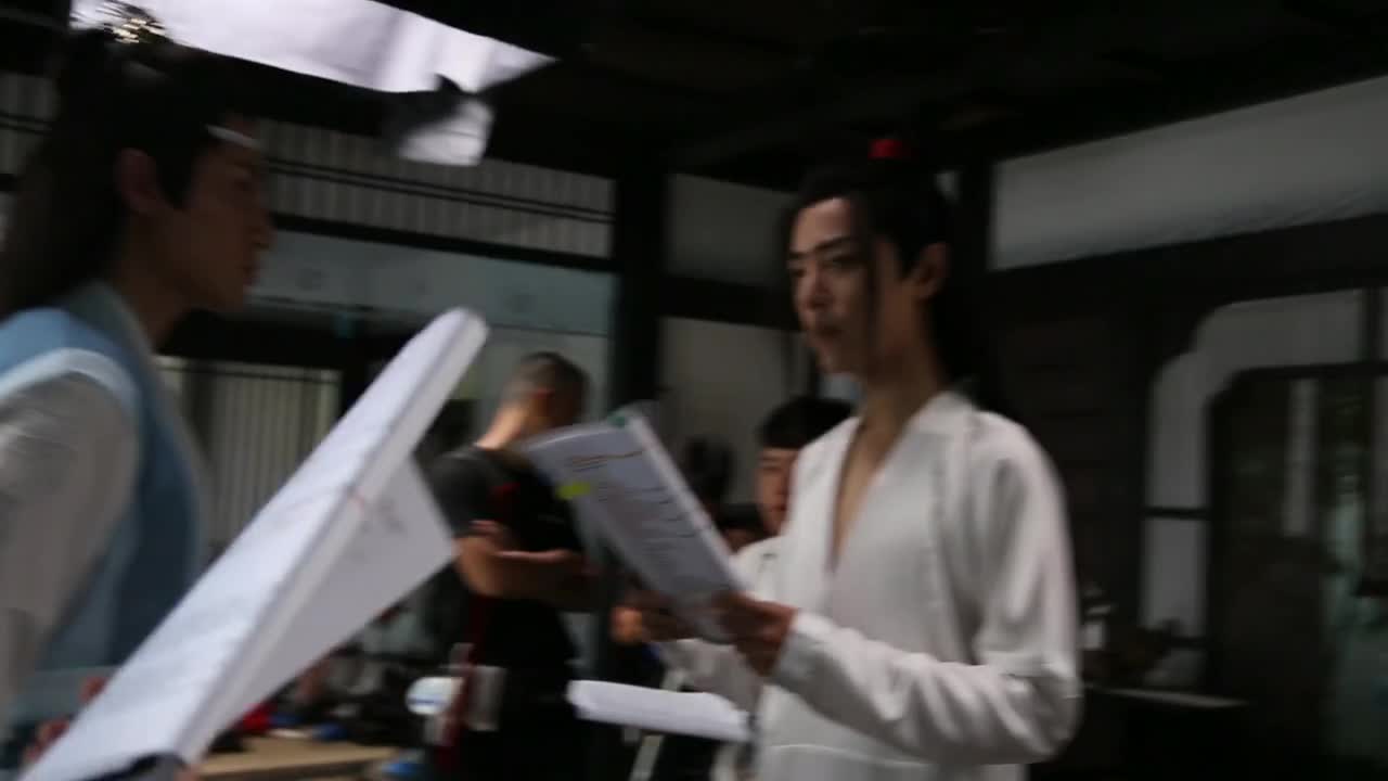 羡羡领口有点低哦&皮衣羡羡一起看剧本