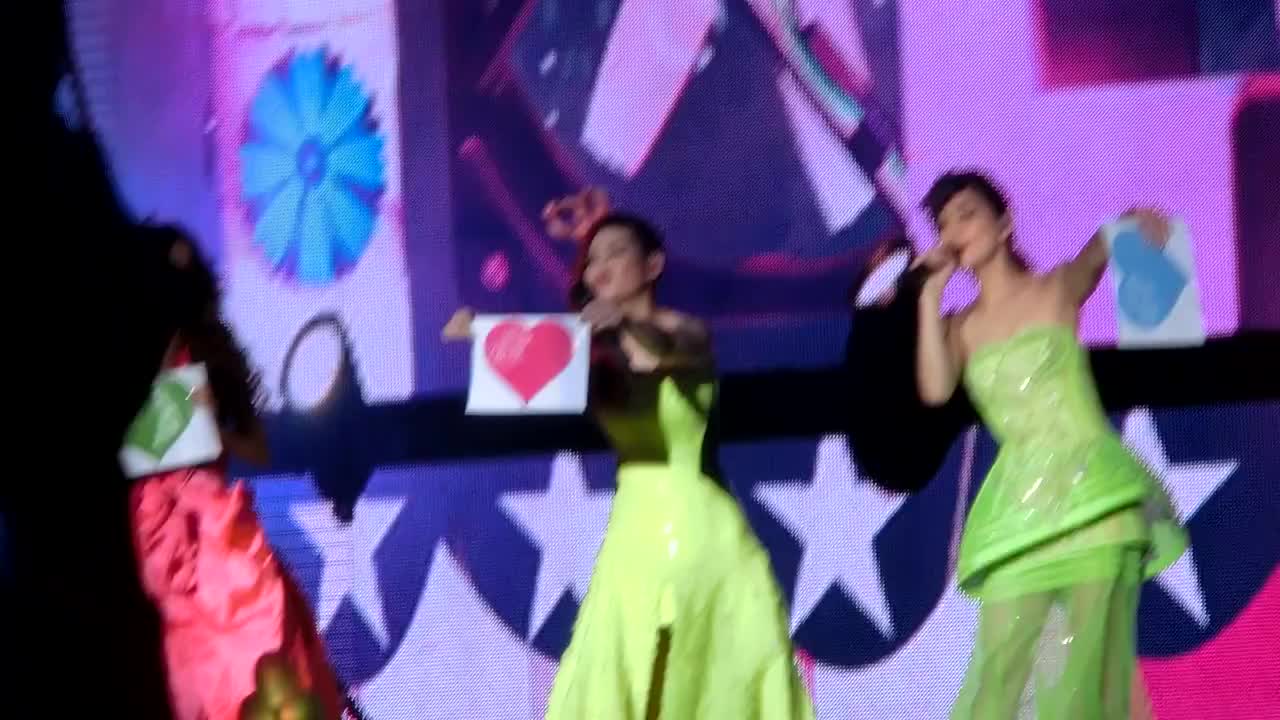 130720 - 不干我事飞吻调皮