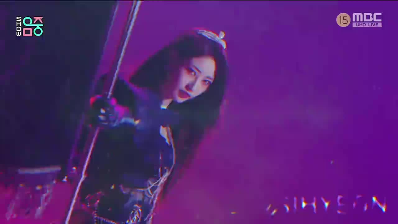 211204 MBC UHD Music Core EVERGLOW - Pirate