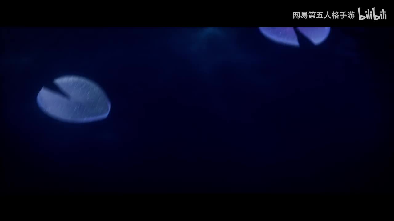 【英】【第五人格】“用痛苦记忆编制而成的美丽裙摆，才是这世上最适合我的华服。”——调香师虚妄杰作品质时装-摩涅莫绪涅之梦