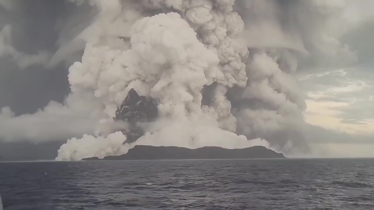 yt5s.com-Tonga volcano eruption fills sky with black ash clouds-(1080p)