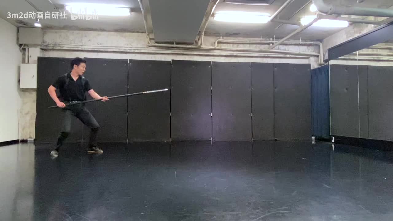 【长武器(LongWeapon)】横扫→直刺→360°旋转→横扫