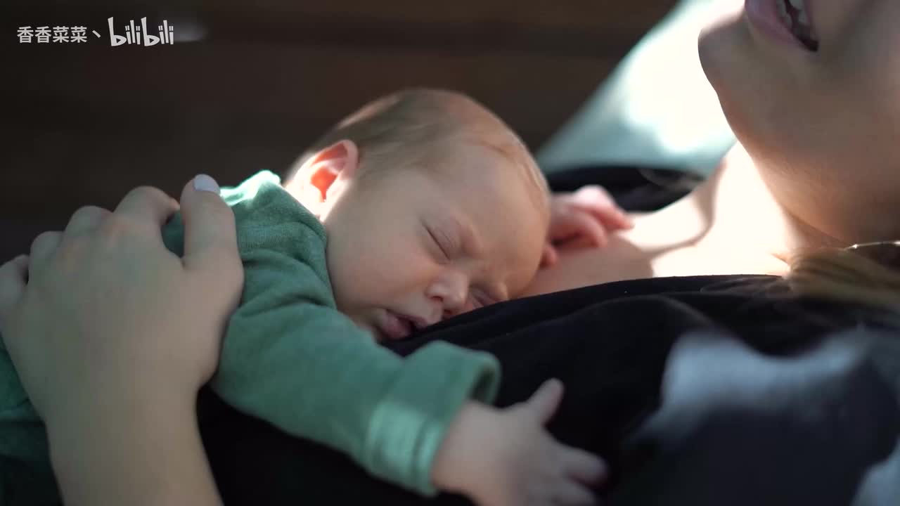 婴儿在妈妈怀里