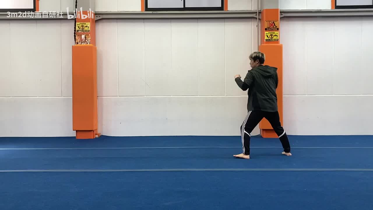 【拳】旋转→重拳（跳跃）