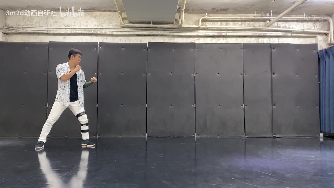 【拳】蓄力（原地）→旋转→上勾拳