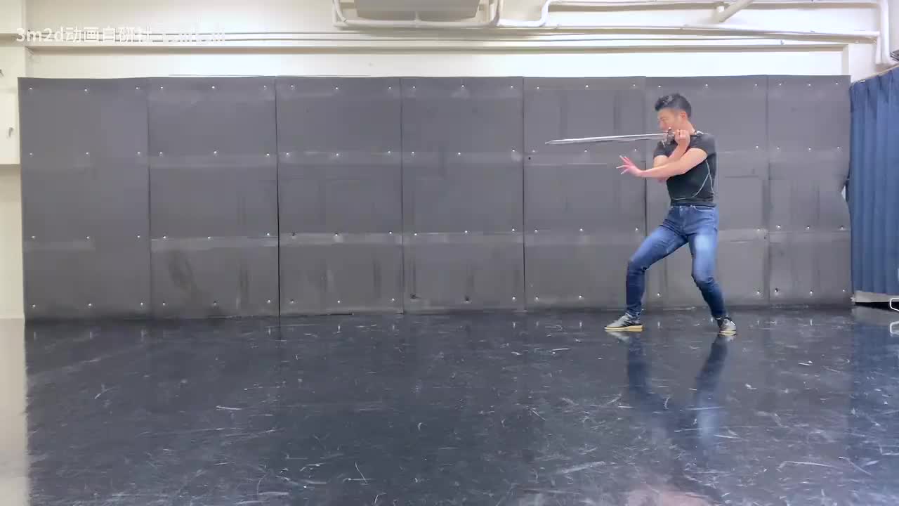 【短武器】直刺→横扫（360°旋转）→直刺