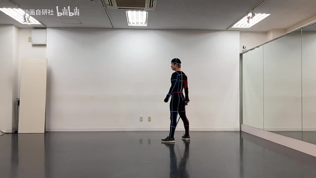 【剑】360°旋转→下蹲→反手刺入