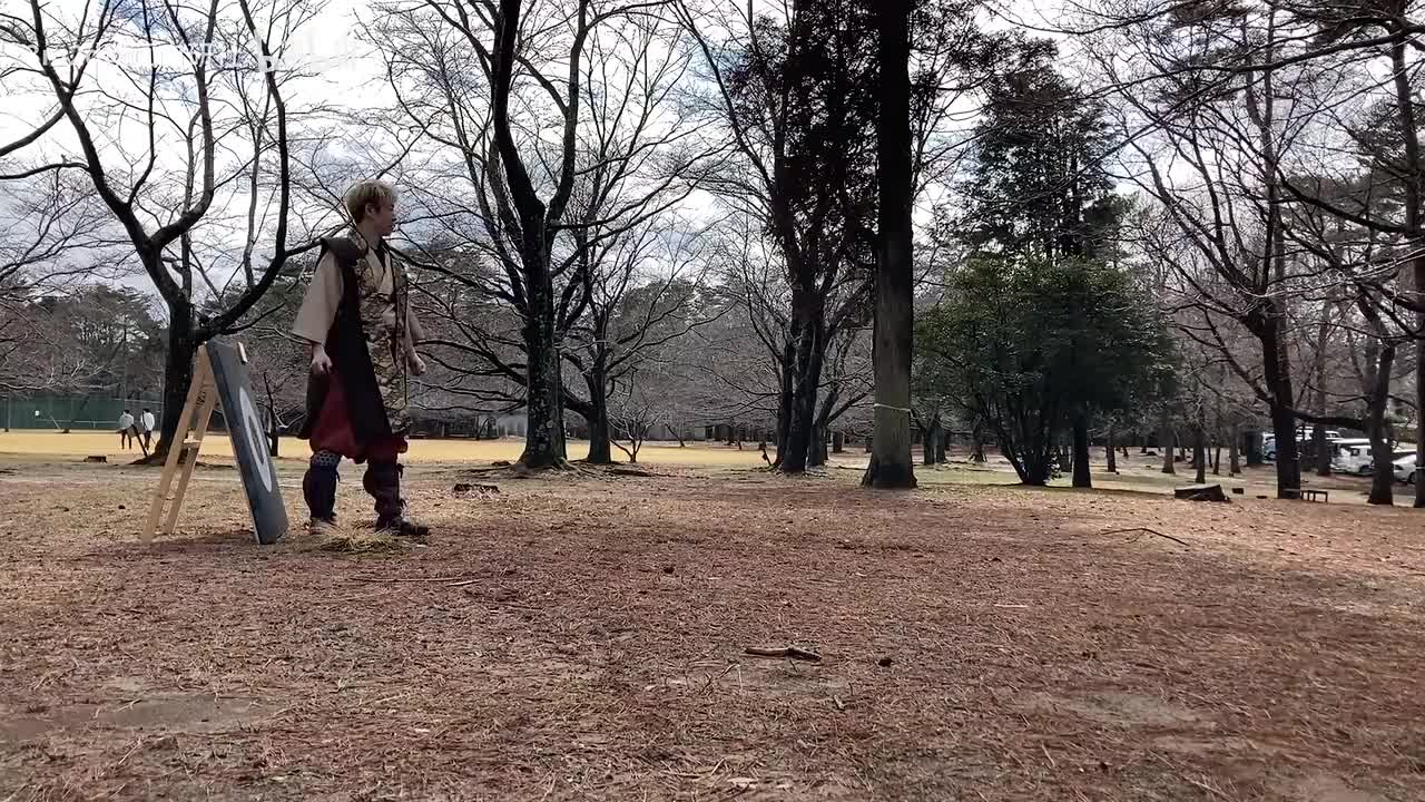 【暗器】跑动中向后掷出