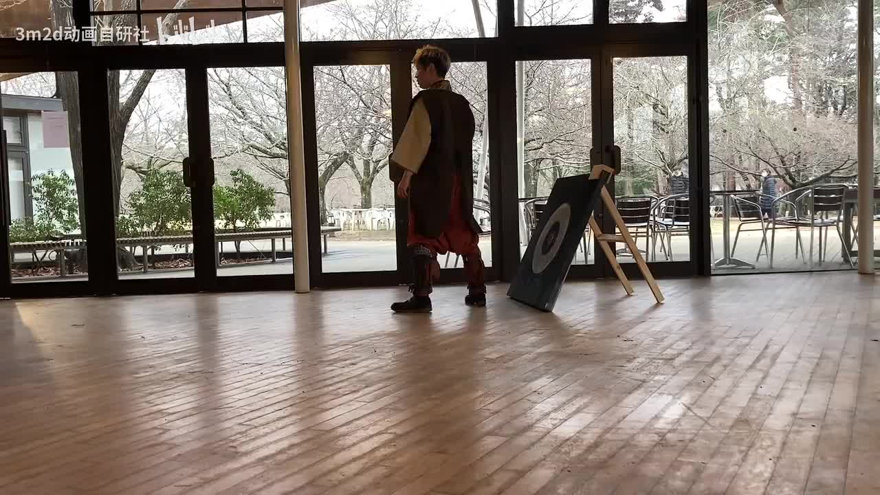 【暗器】逃跑中向后掷出