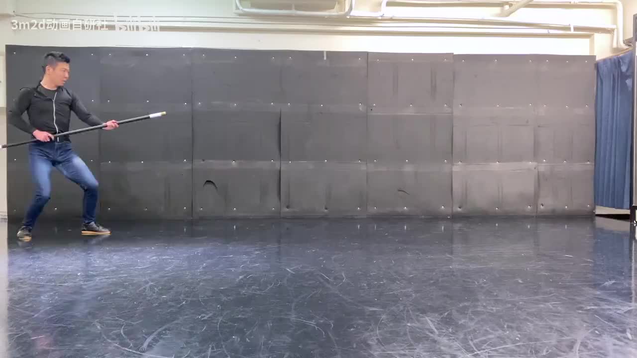 【棍】挥击→脚踢x2→旋转