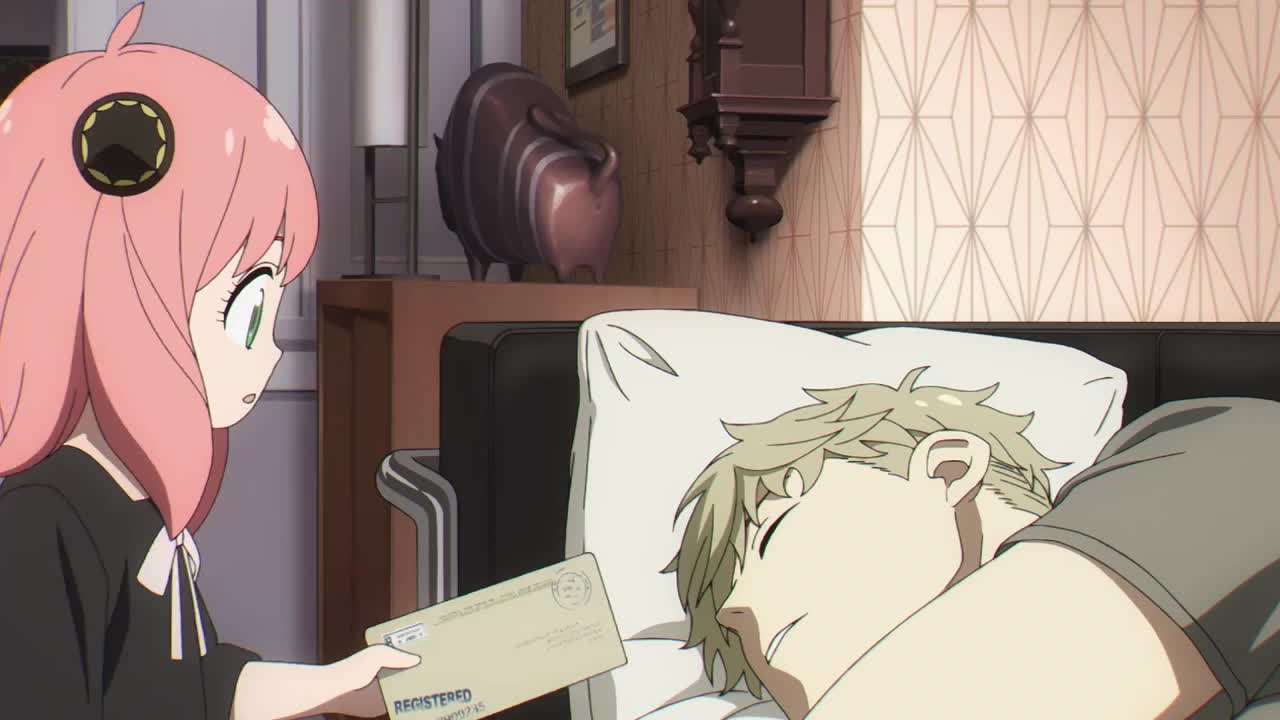 安妮亚 拿信封拍福杰脸