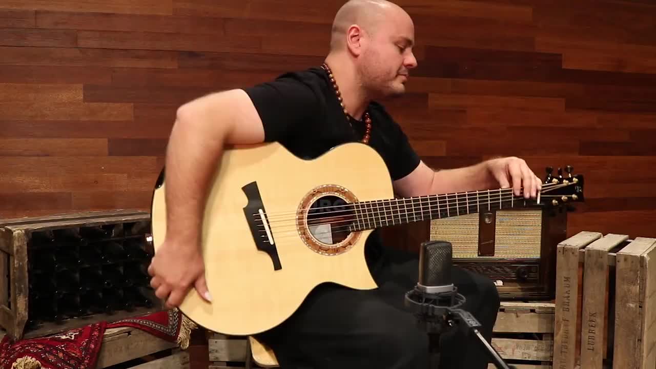 Andy McKee - Drifting 电视台演奏版