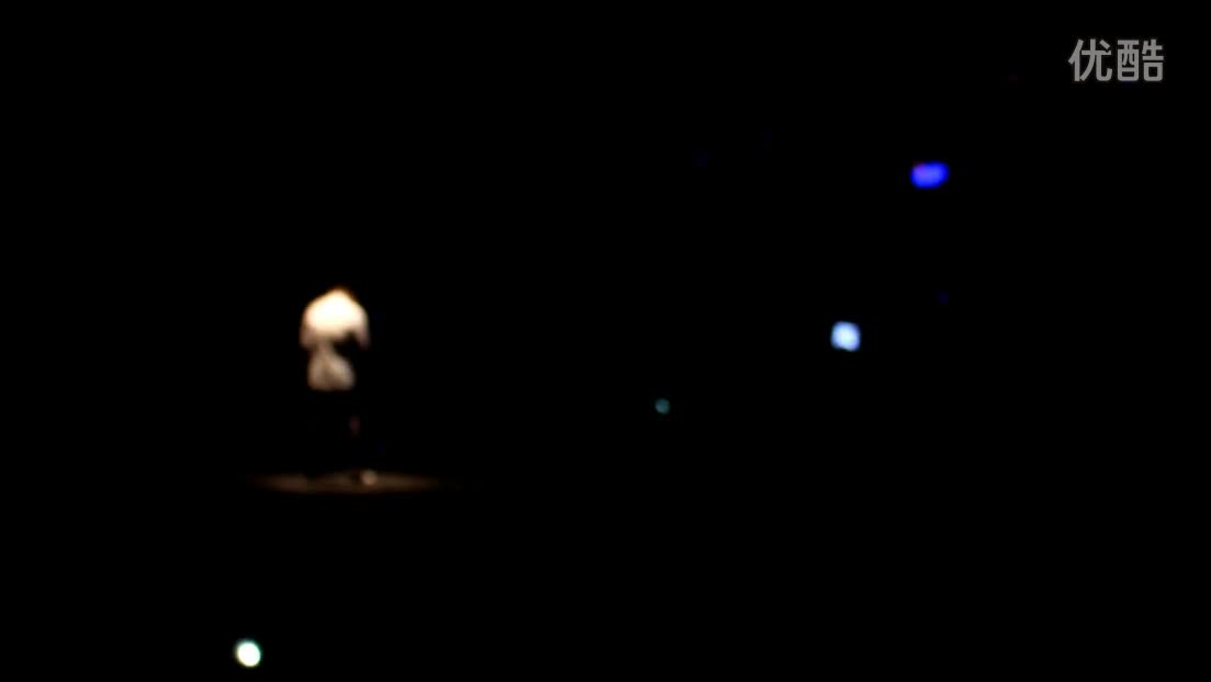 男舞者舞蹈秀+假装