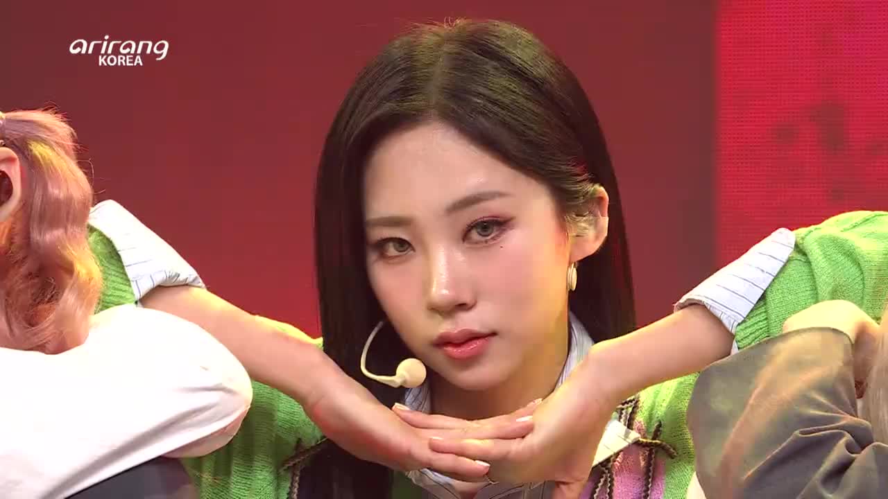 220812 Simply K-Pop CON-TOUR PURPLE KISS - Nerdy