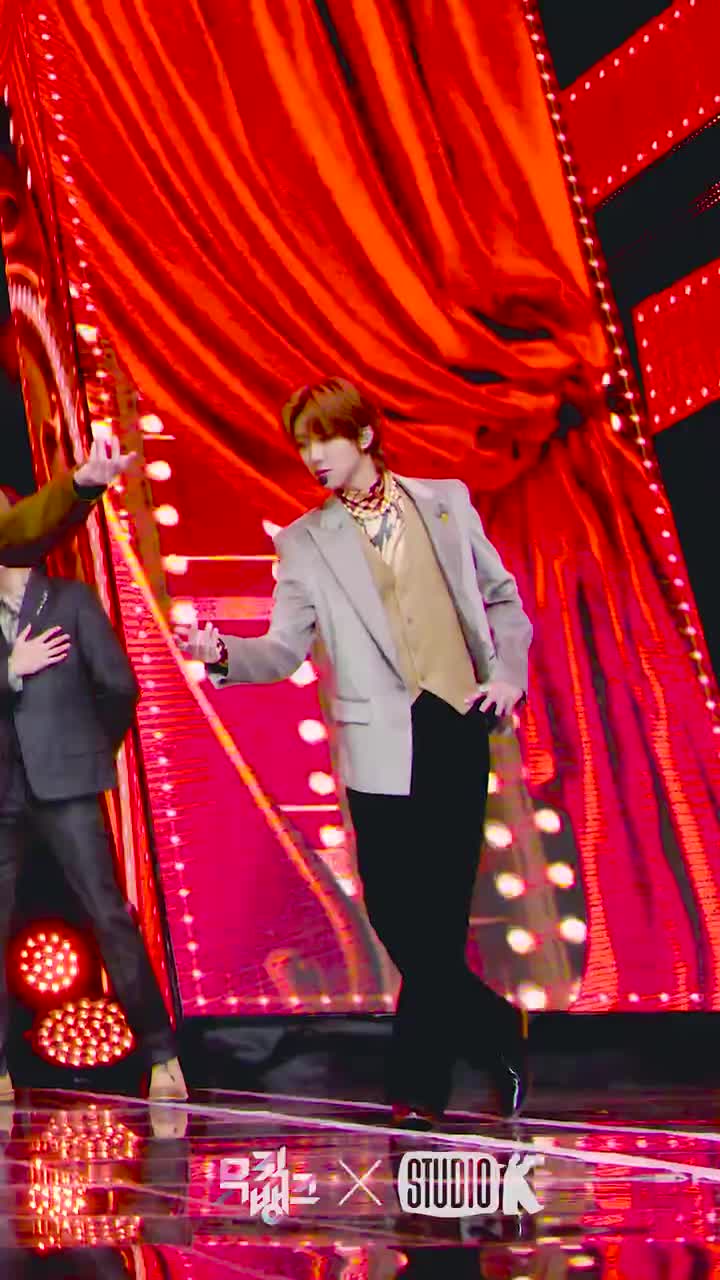 音银 灰色西装 竖屏