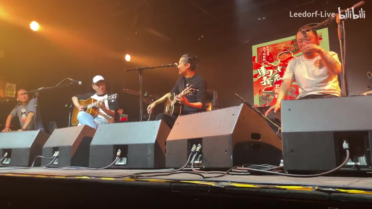 两个科学家在吃面