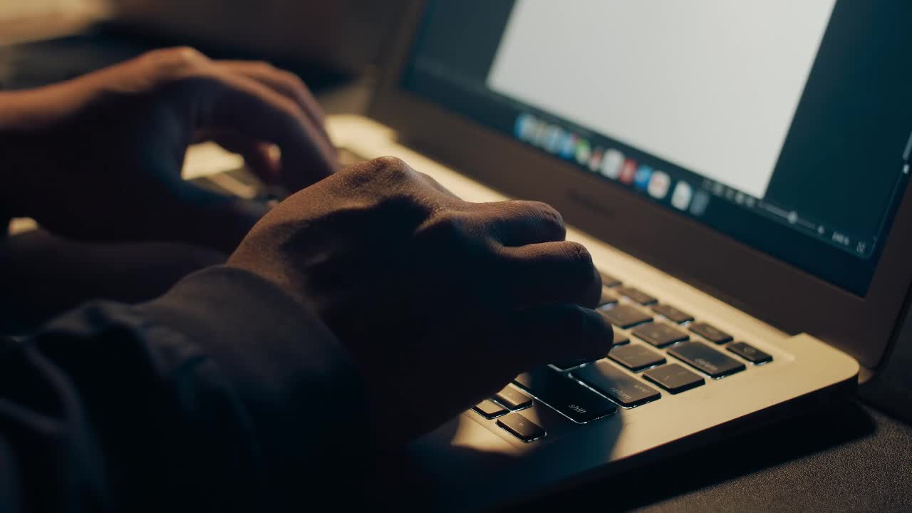 【4K素材】实拍打工人加班视频（1）