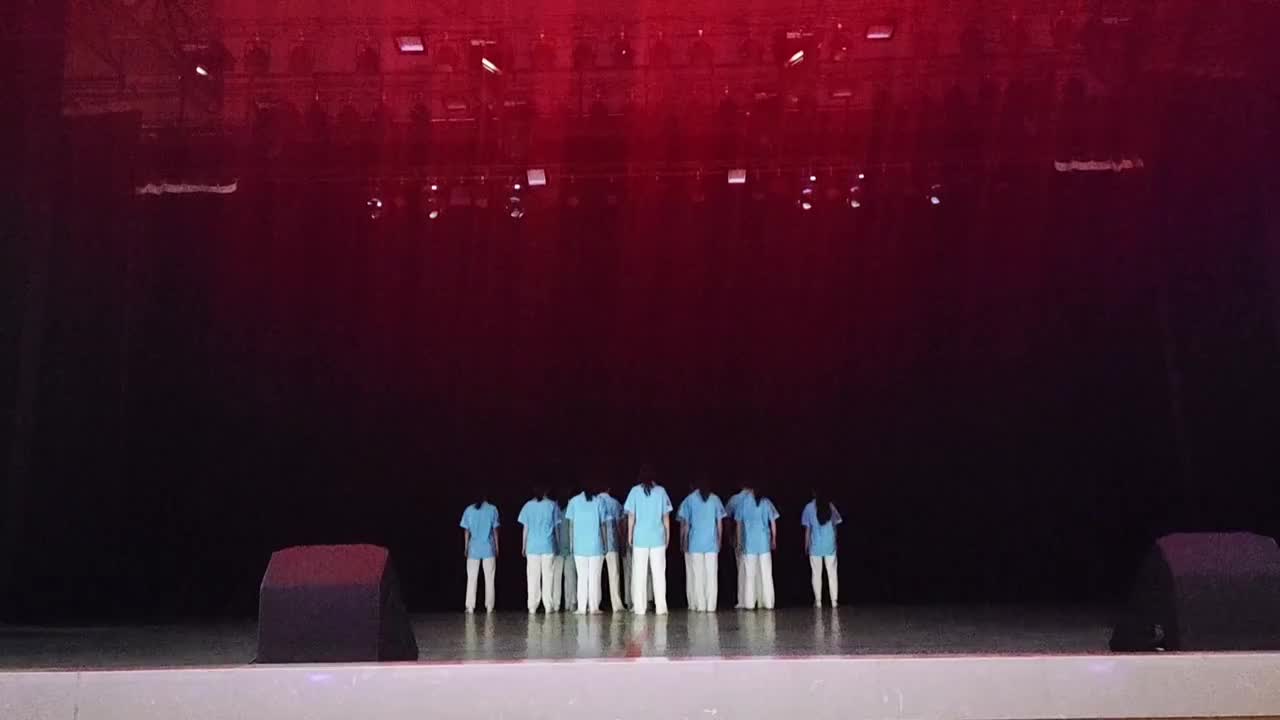 1、唱支山歌给党听（校舞蹈队）