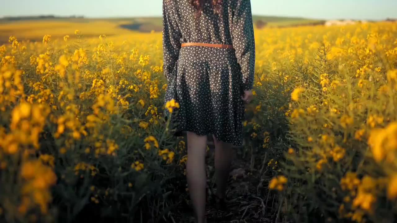 6.花丛女人行走