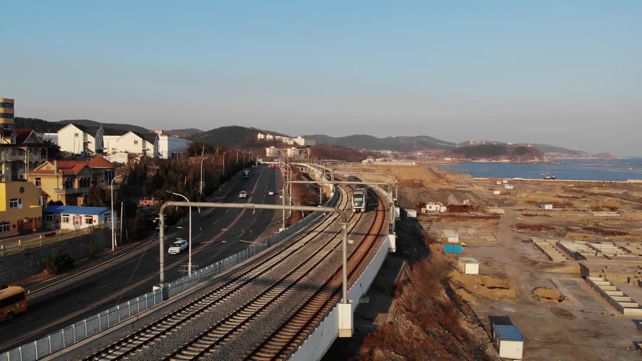 17.航拍夕阳下的列车