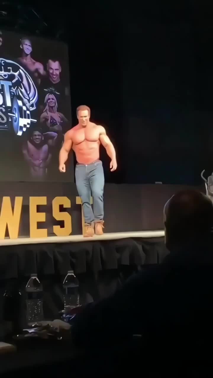 大力王在台上踩空摔倒（难蚌