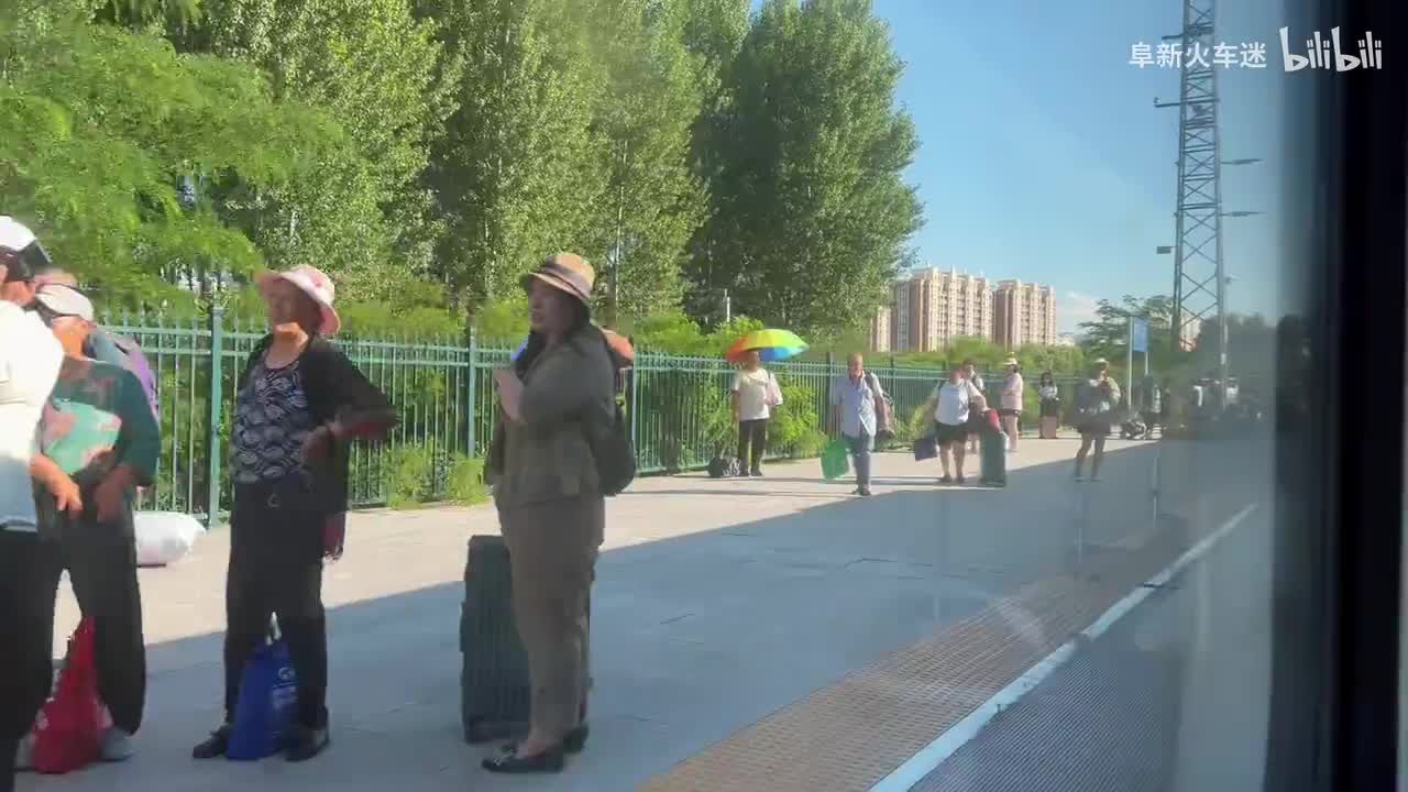 【左侧视角】1230次进入清河门北站一站台