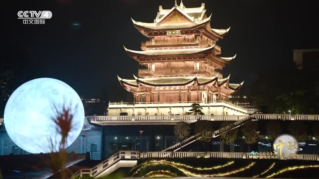 郎朗在长江首城奏响《长江之歌》！