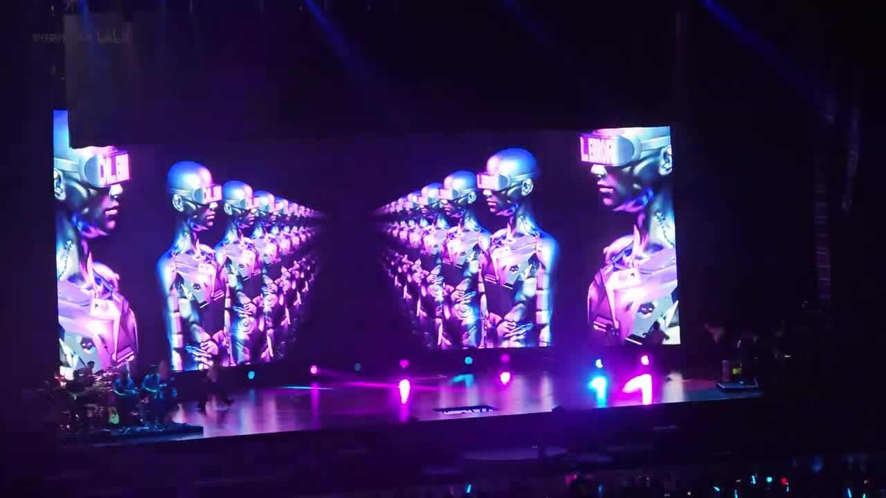 15、【4K】王心凌 - 劈你的雷在路上 SUGAR HIGH 世界巡回演唱会 福州站 完整版正面舞台