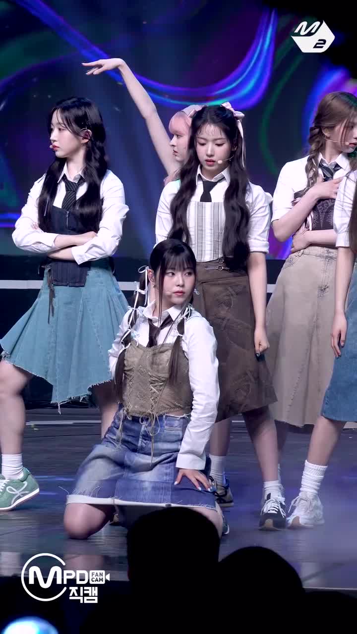 230413 Love Me Like This MCOUNTDOWN